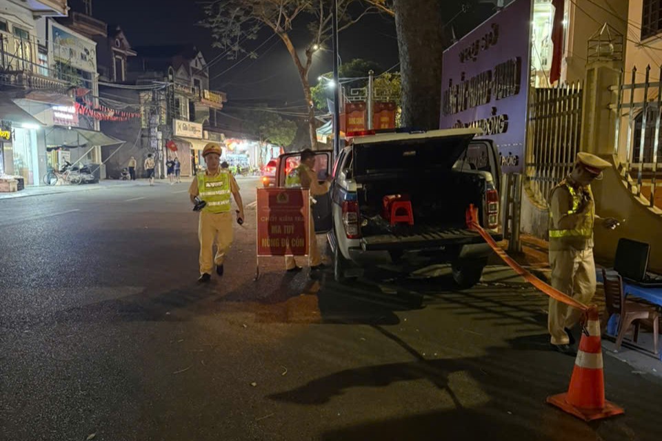 Công an phường Nam Đồng tăng cường tuần tra, kiểm soát và xử lý vi phạm nồng độ cồn